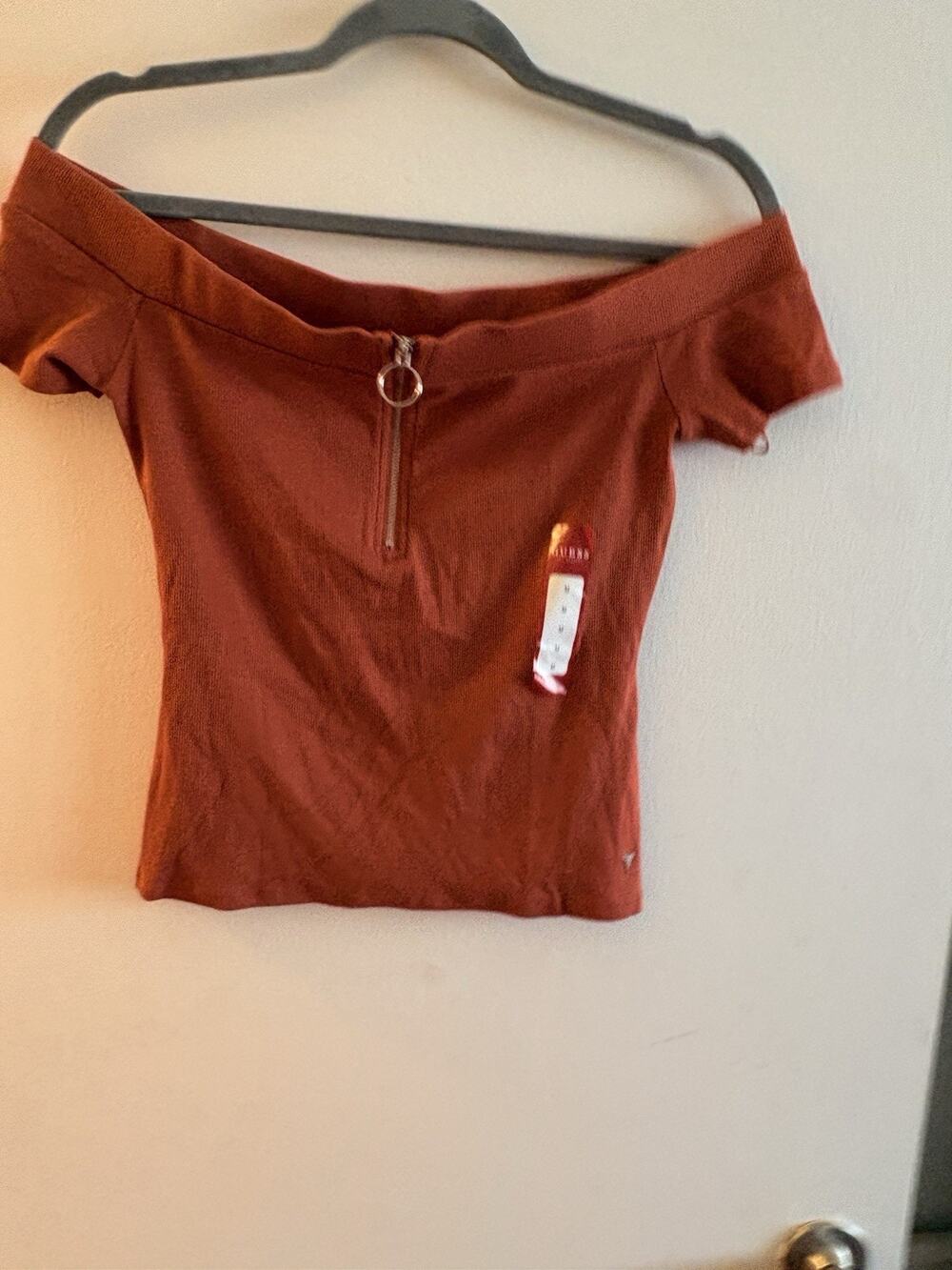 Women’s GUESS Top M Brown Solid Off-Shoulder Ribbed Knit Half Zip Zipper